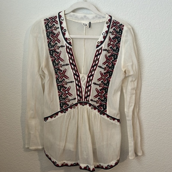 Anthropologie Akemi + Kin Embroidered Mesh Peasant Top - Picture 3 of 7